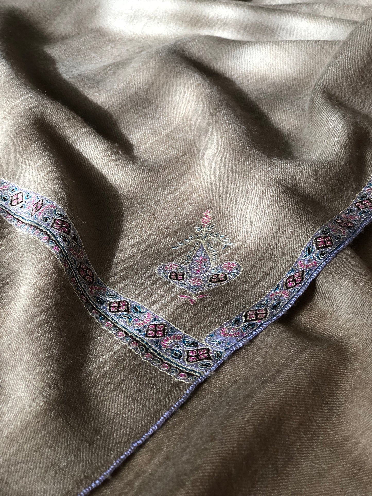 Châle Pashmina élégant en soie brodée, taupe royal