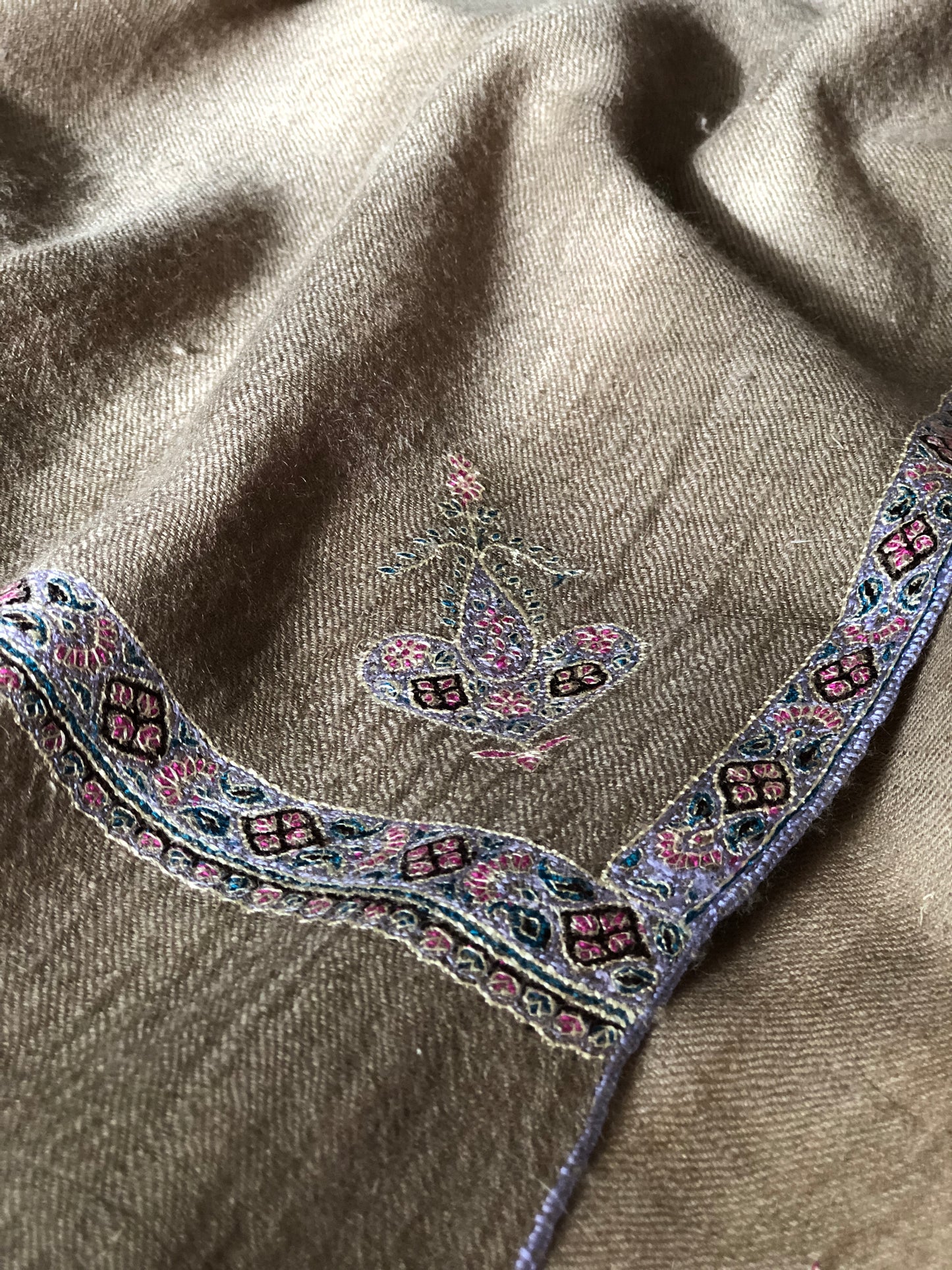 Châle Pashmina élégant en soie brodée, taupe royal