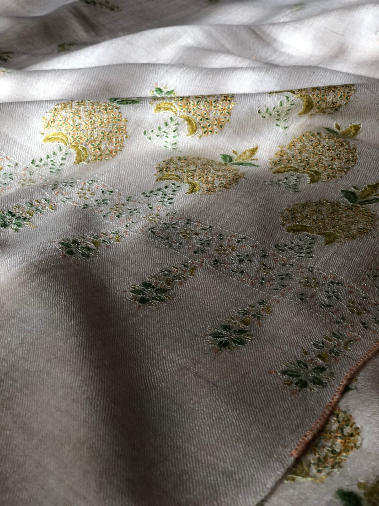 Élégant châle Pashmina blanc avec motifs floraux brodés Sozni