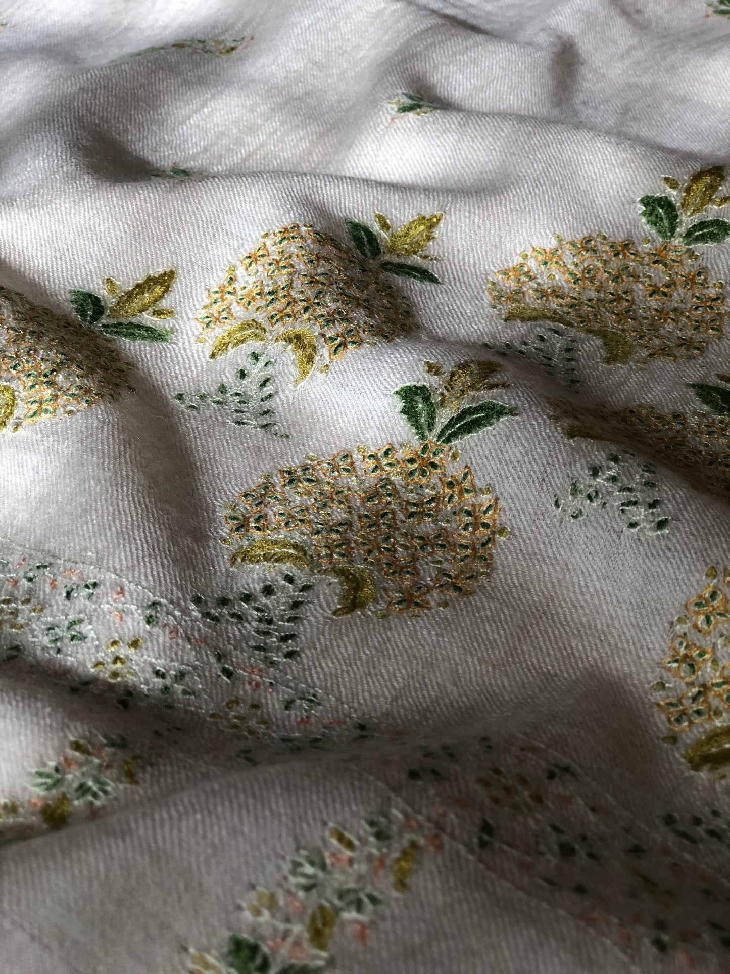 Élégant châle Pashmina blanc avec motifs floraux brodés Sozni