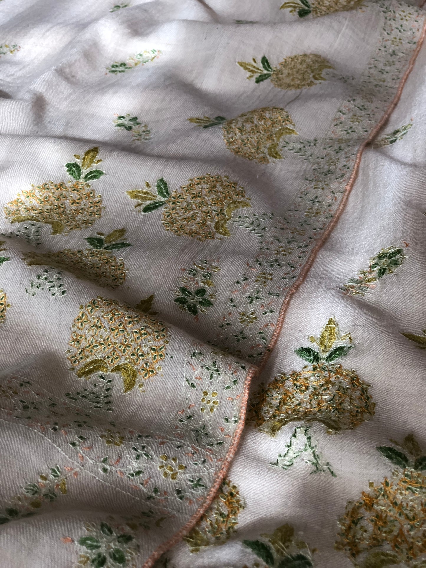 Élégant châle Pashmina blanc avec motifs floraux brodés Sozni