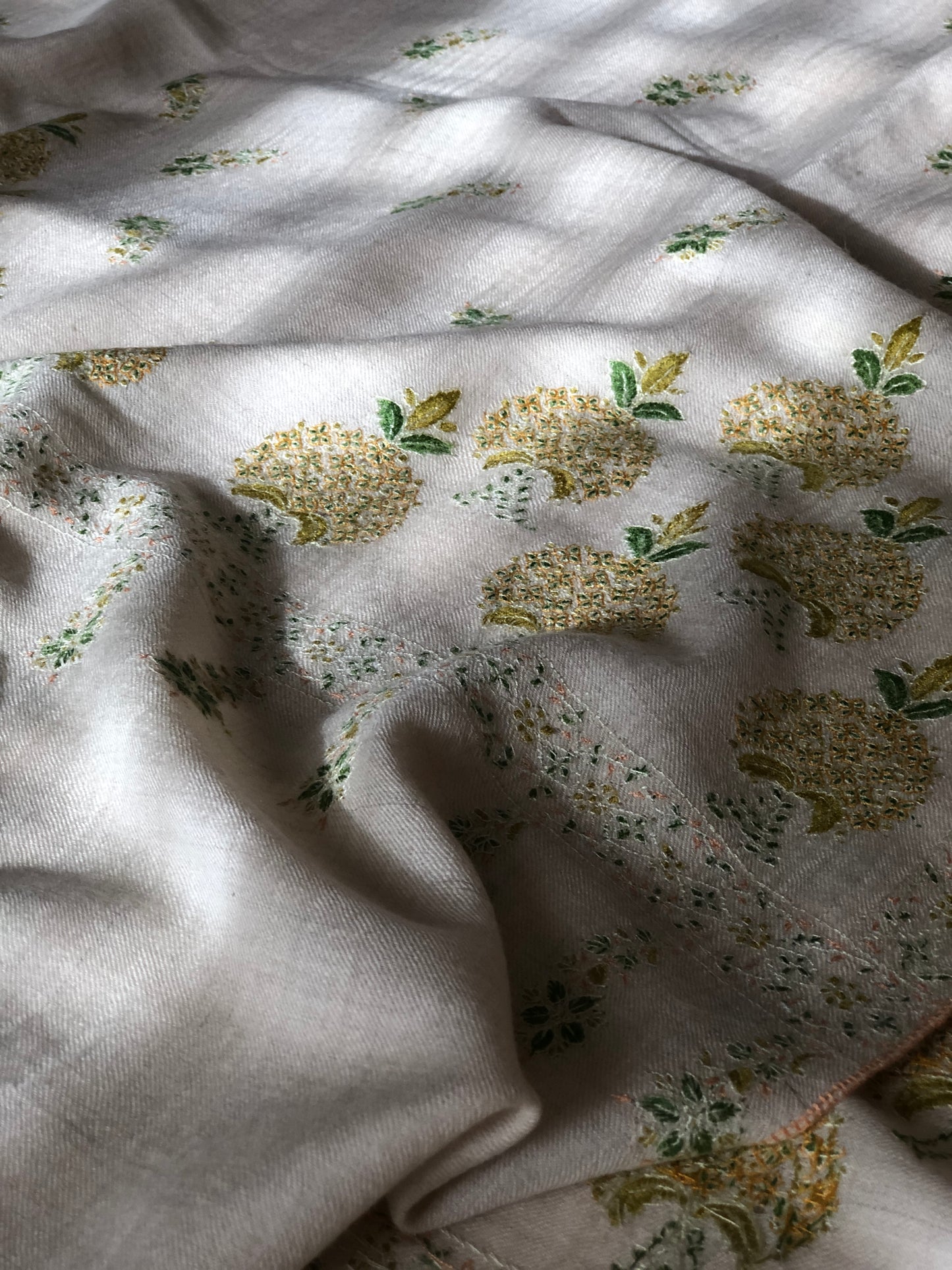 Élégant châle Pashmina blanc avec motifs floraux brodés Sozni