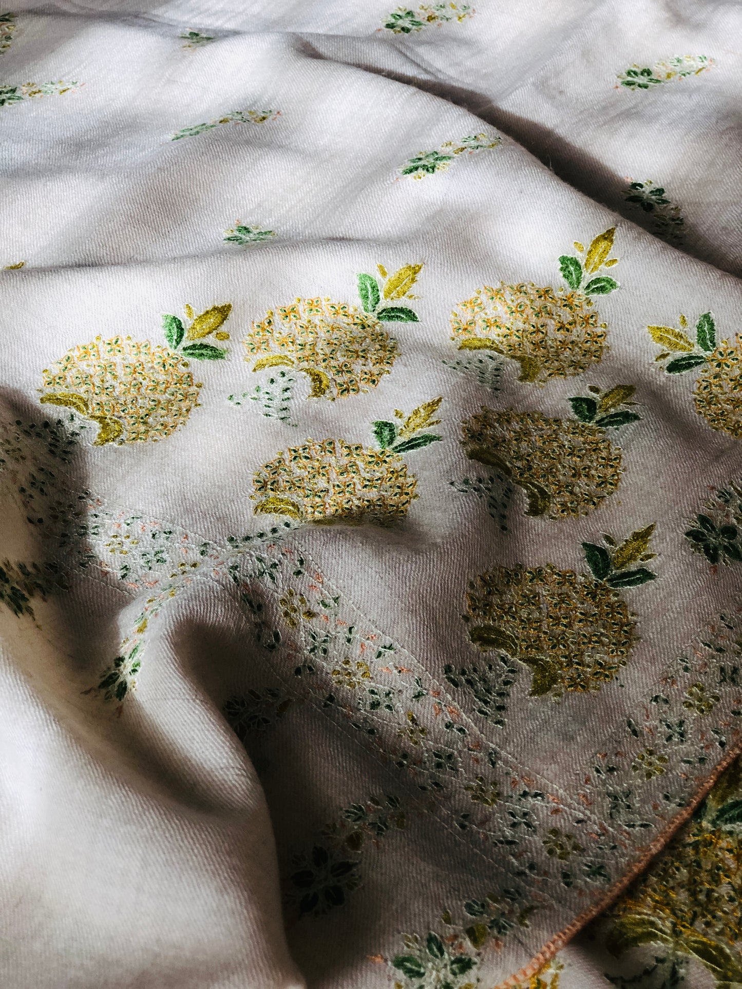 Élégant châle Pashmina blanc avec motifs floraux brodés Sozni