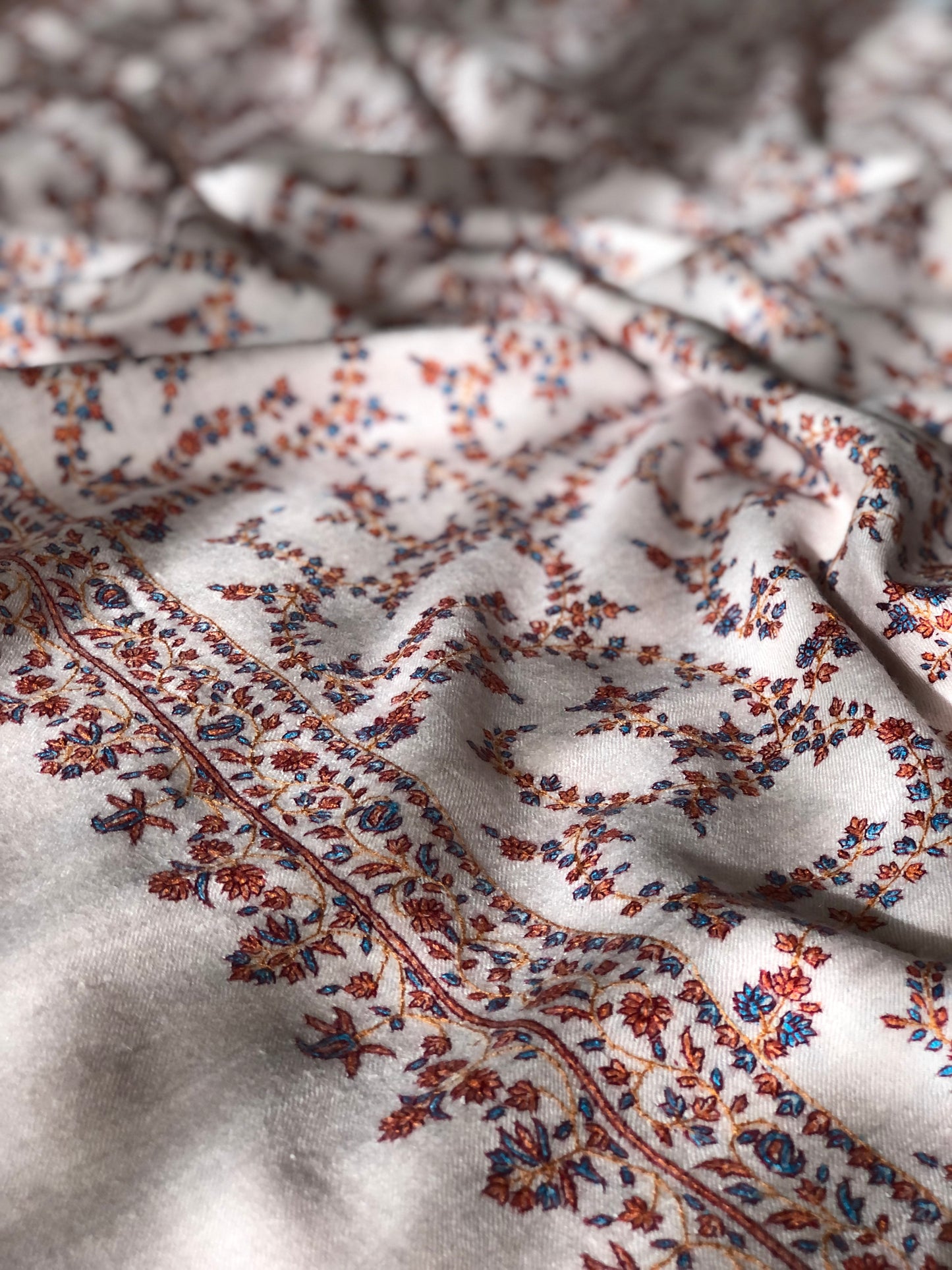 Élégant châle pashmina brodé Jali rose bébé, motifs de vigne fluage classiques