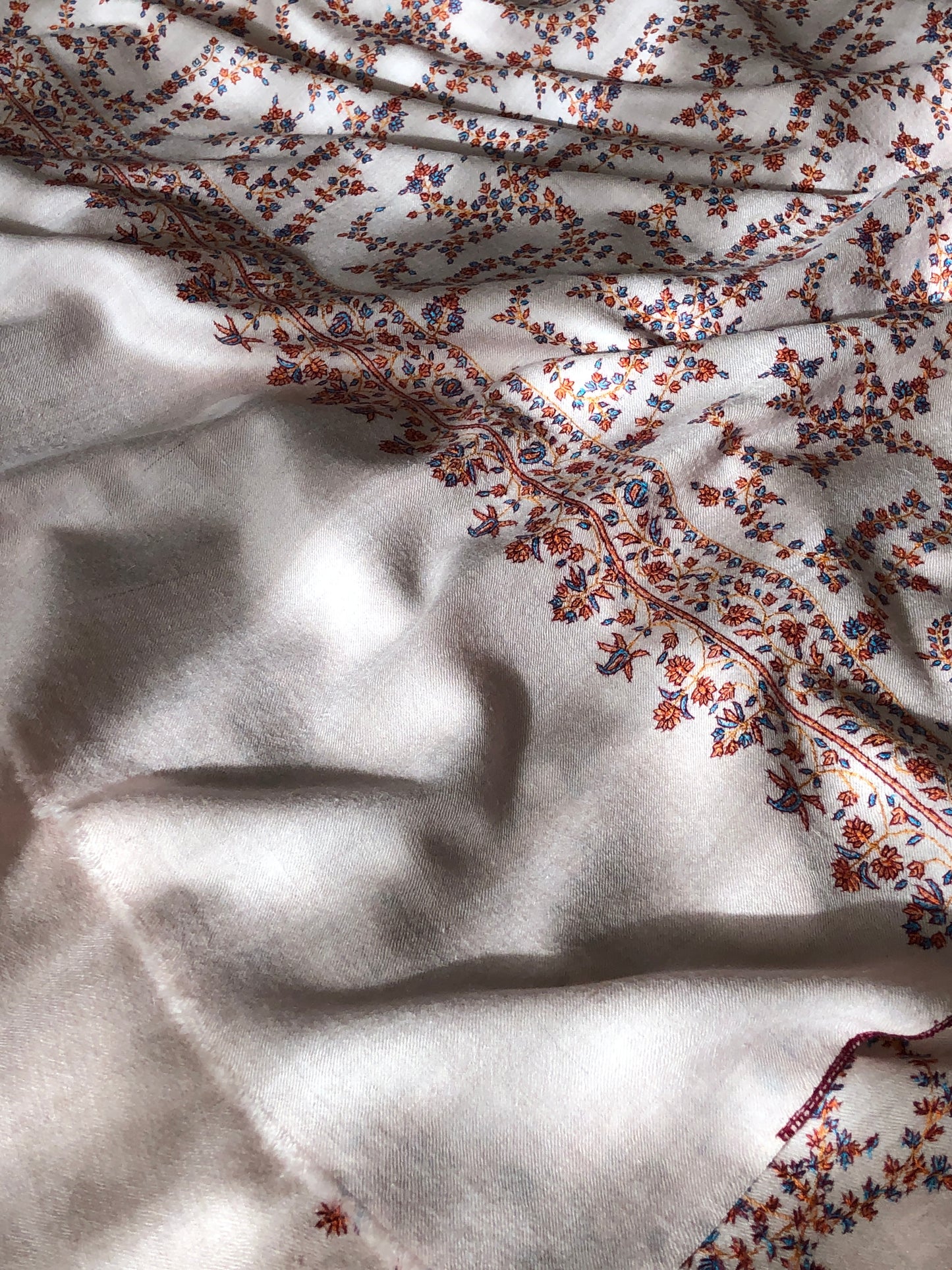 Élégant châle pashmina brodé Jali rose bébé, motifs de vigne fluage classiques