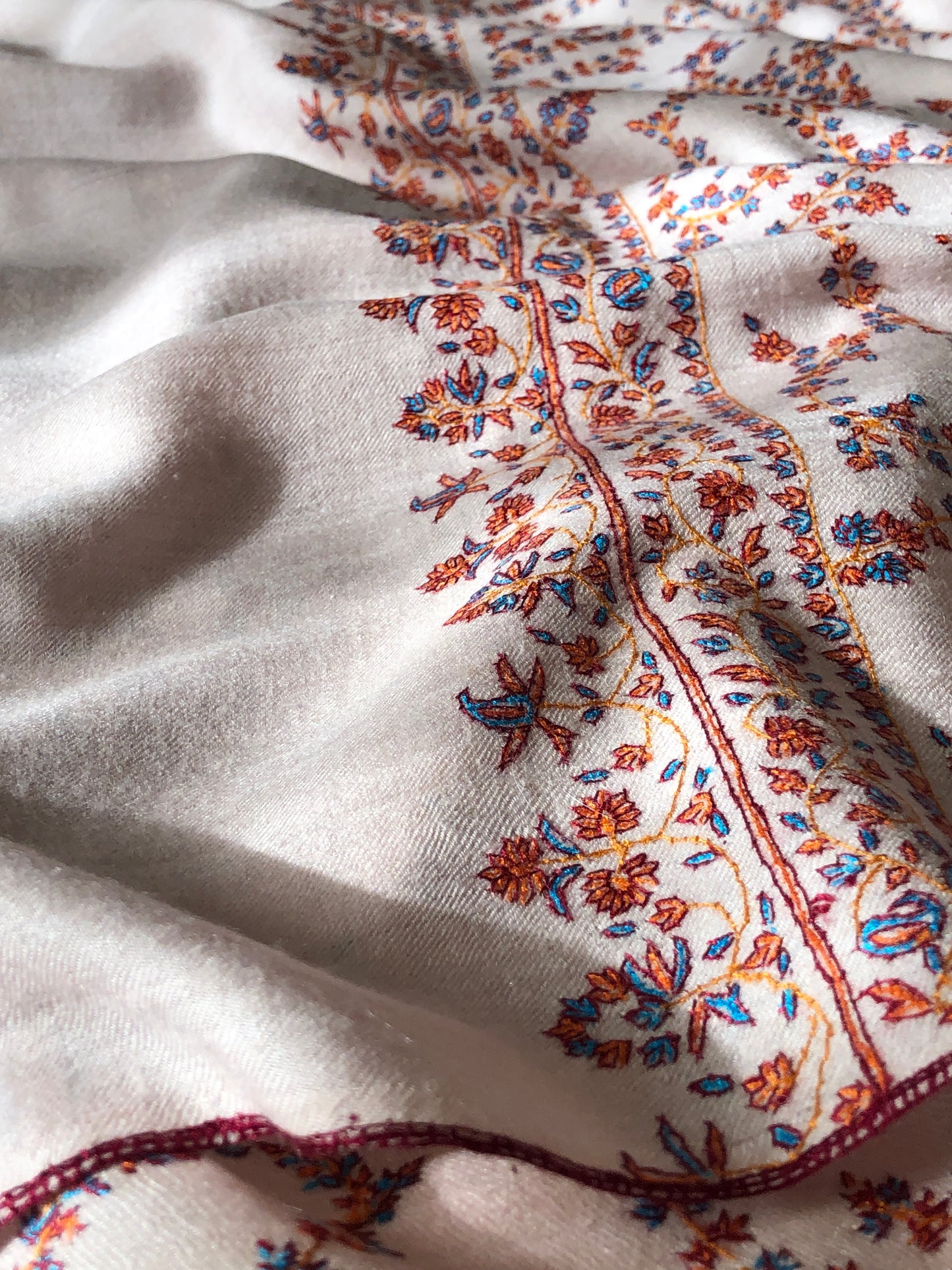 Elegante scialle Pashmina ricamato Jali rosa baby, classici disegni di vite rampicante