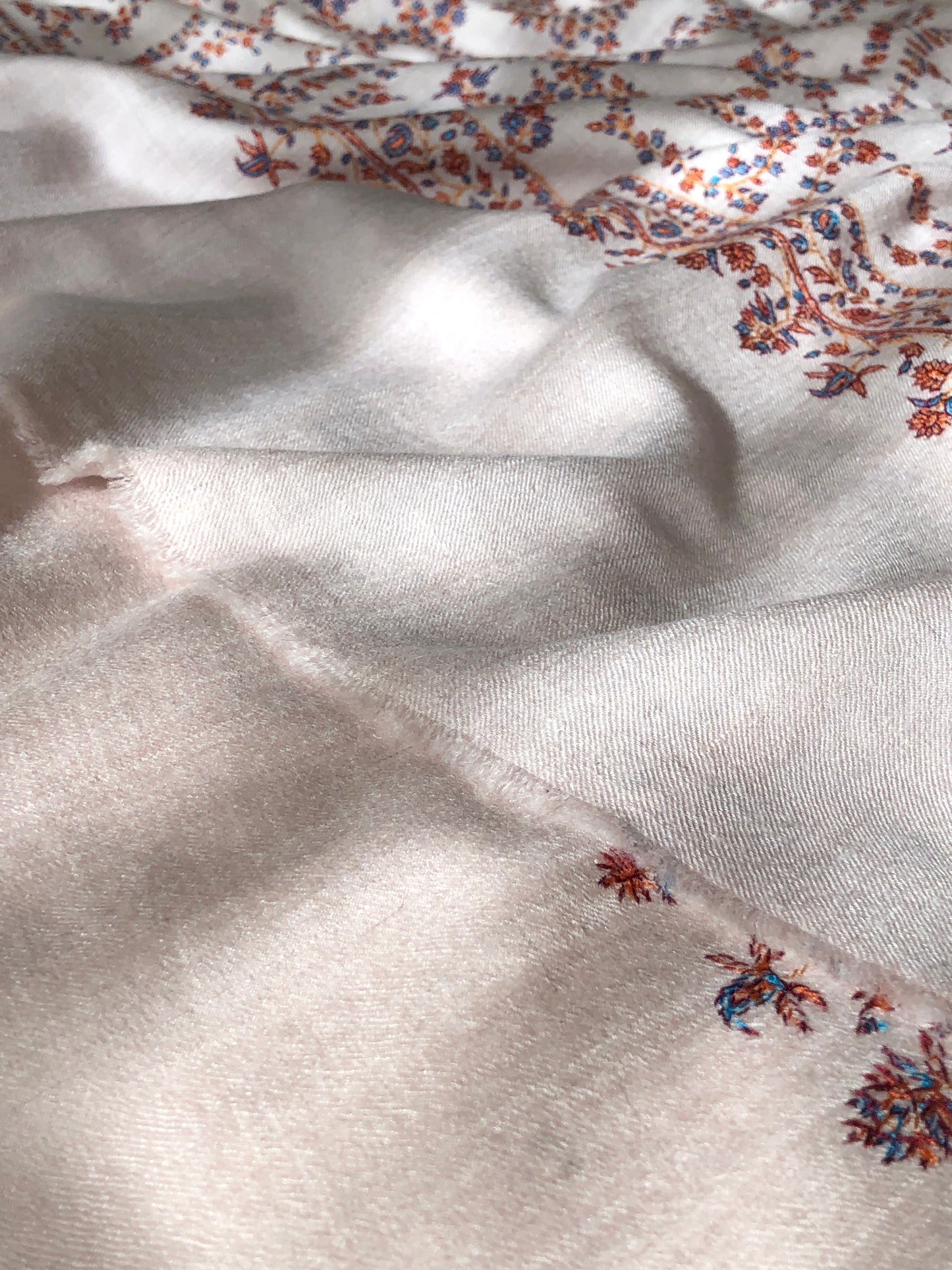 Élégant châle pashmina brodé Jali rose bébé, motifs de vigne fluage classiques