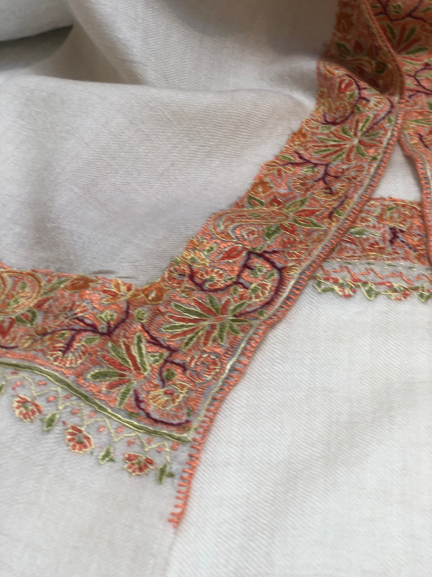 White Dhoordar Embroidery Pashmina Shawl