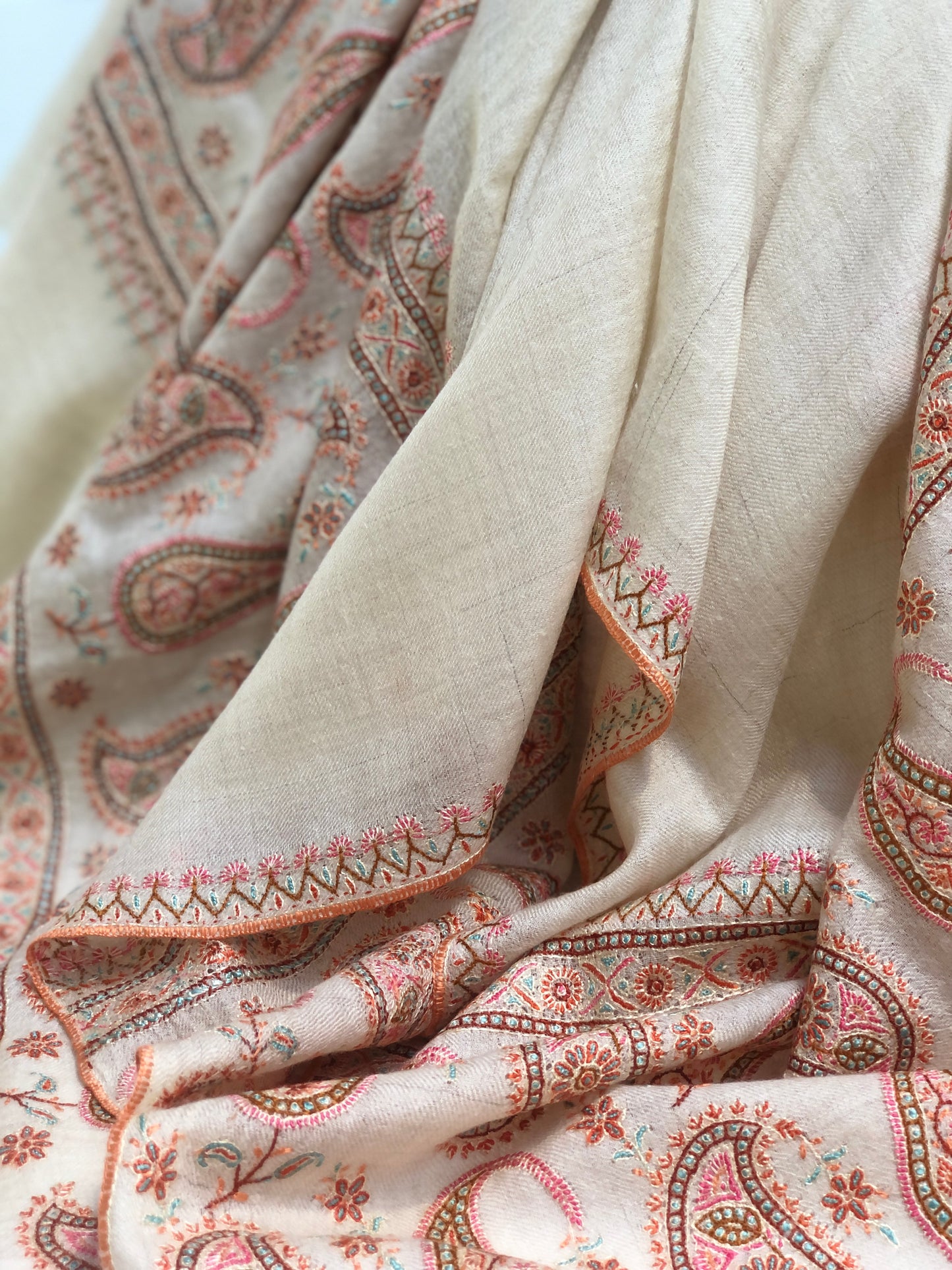 Châle Pashmina élégant en soie brodée, blanc naturel