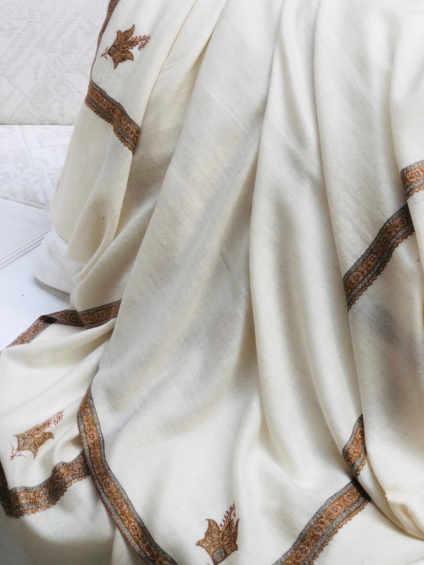 Châle Pashmina élégant en soie brodée, blanc naturel