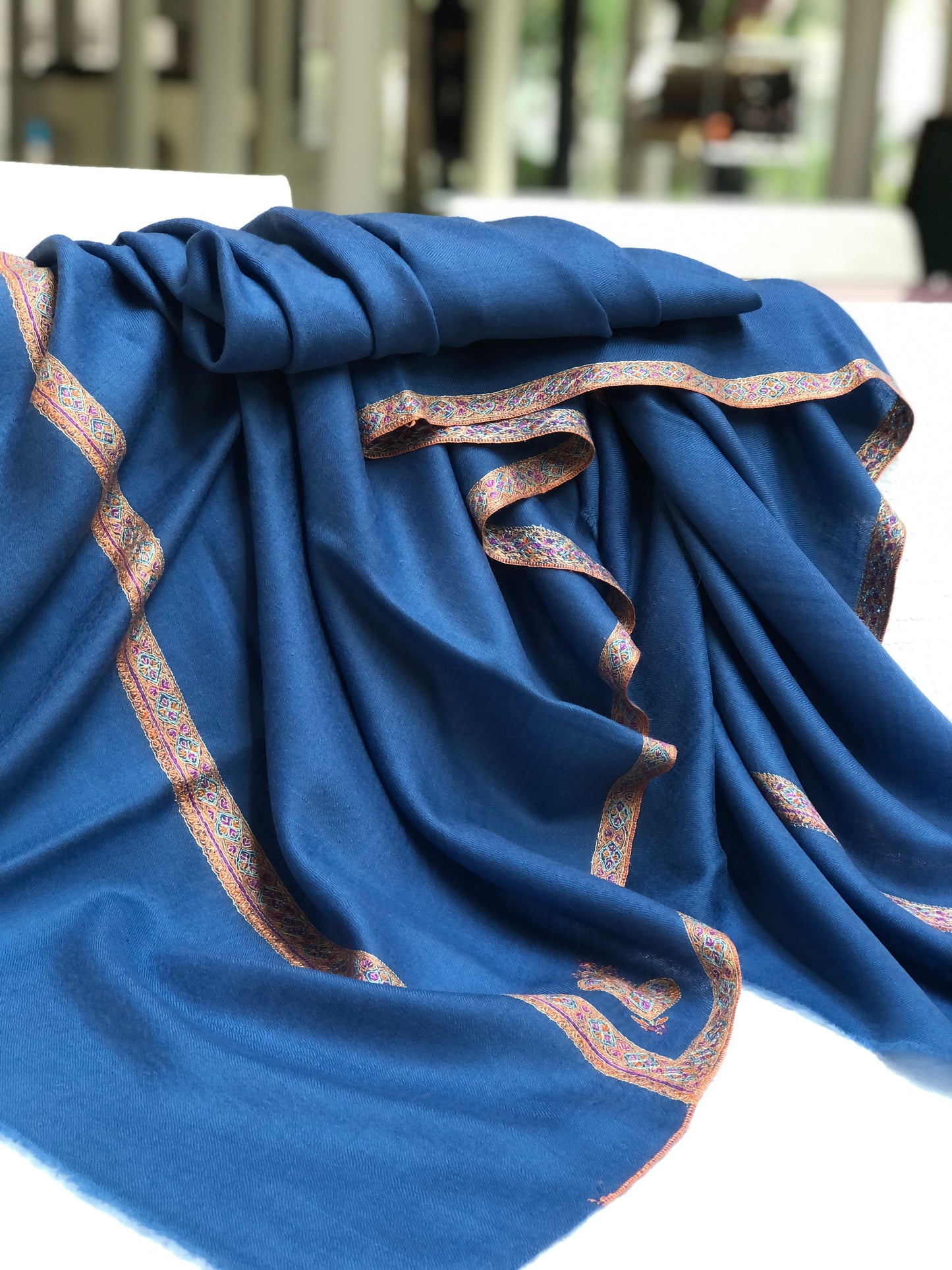 Elegante scialle Pashmina ricamato in seta, azzurro cielo