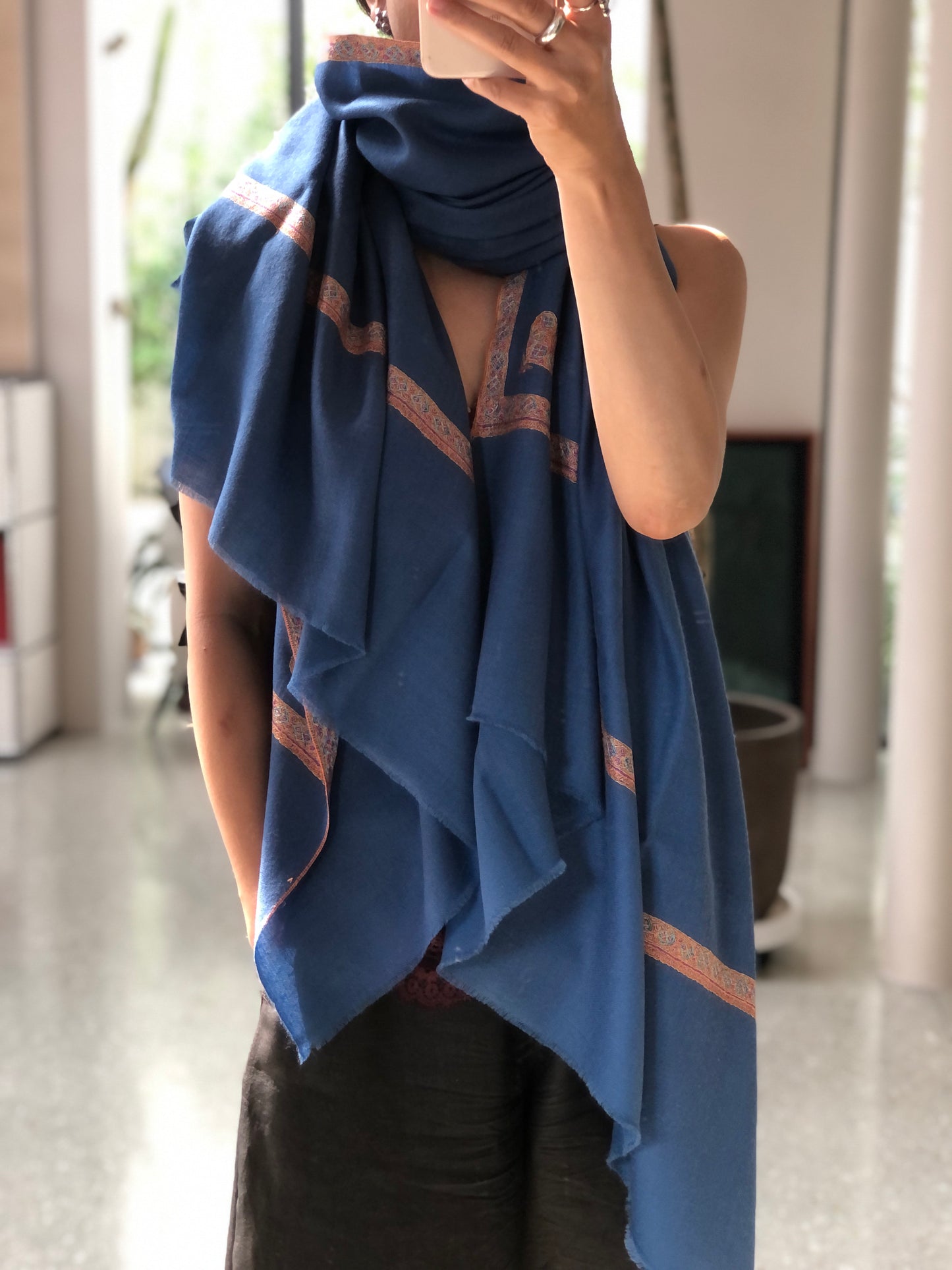 Châle Pashmina élégant en soie brodée, bleu ciel