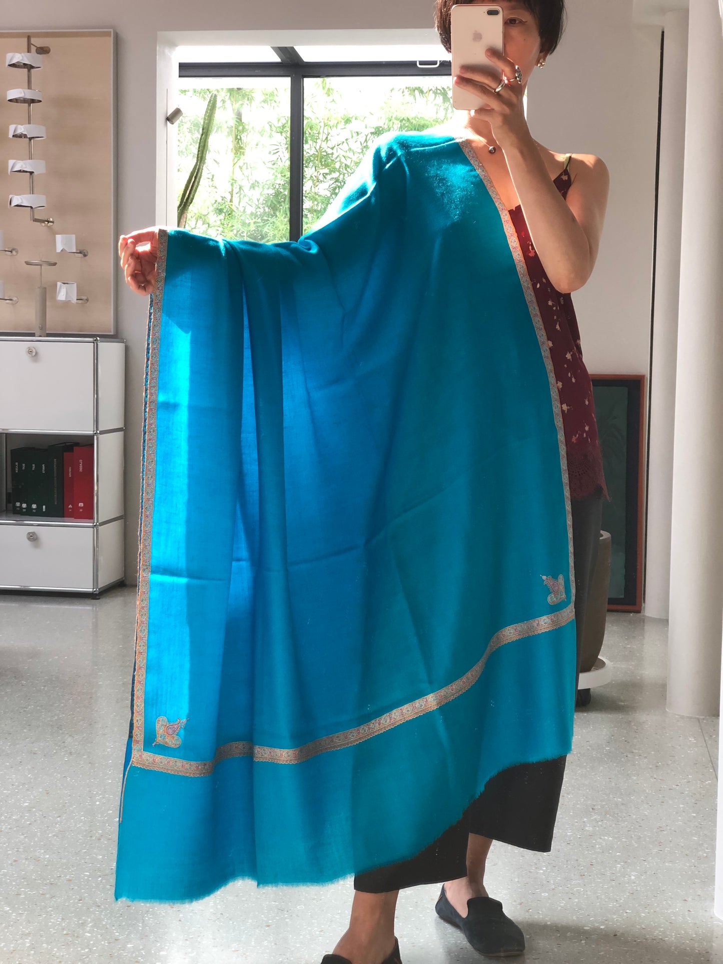 Elegante scialle in pashmina con ricamo in seta, blu lago