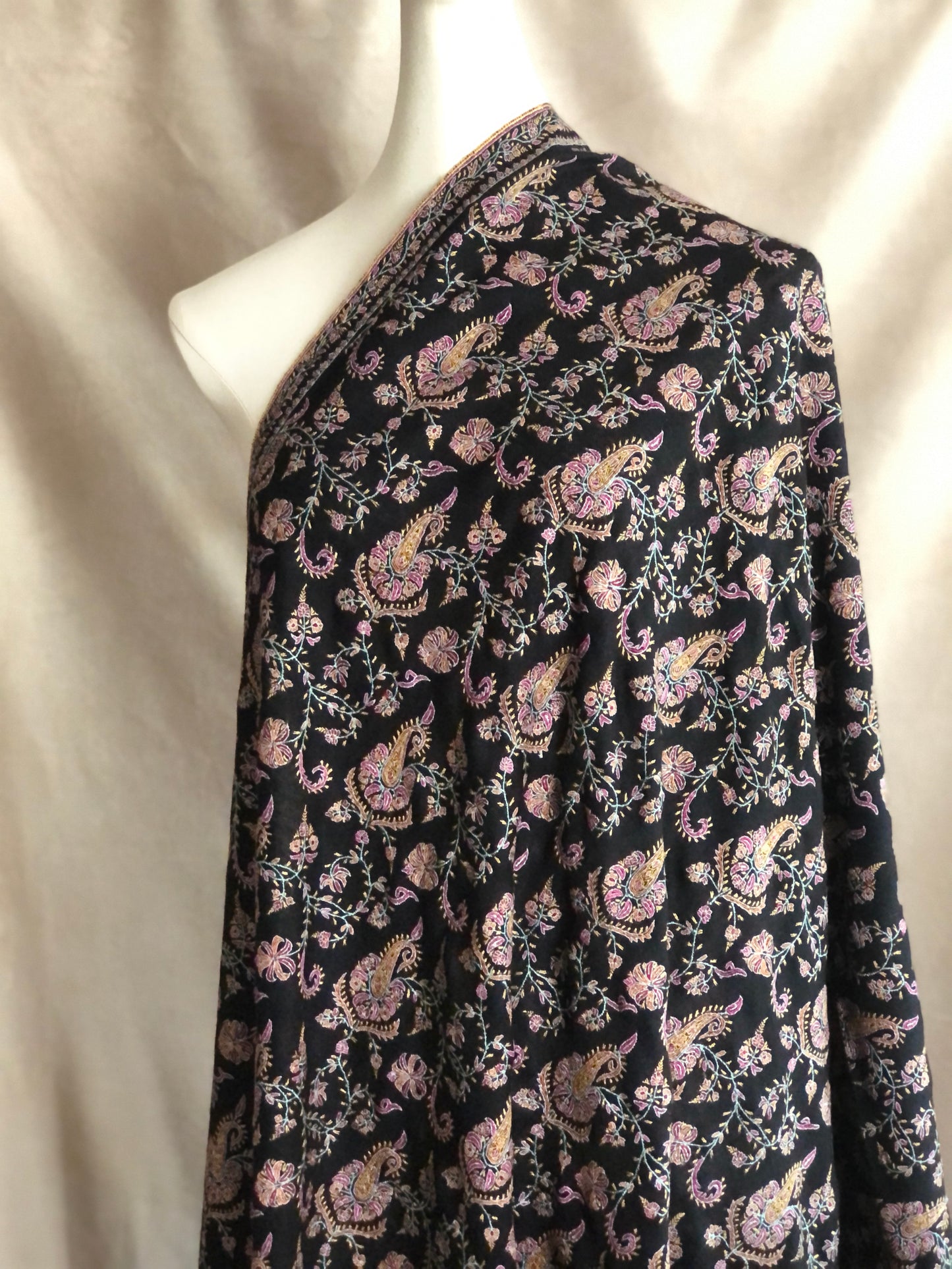 Elegante scialle di pashmina nero con disegno floreale paisley ricamato Sozni