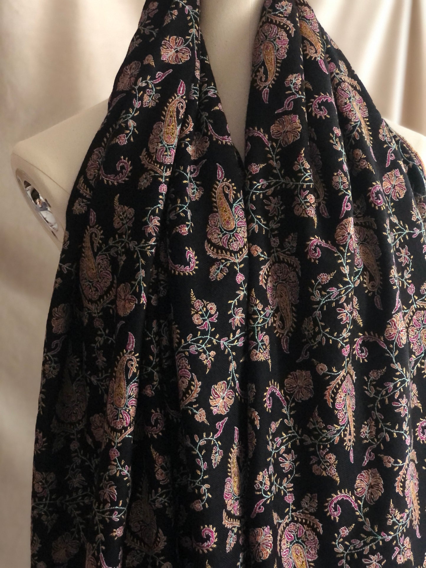 Élégant châle pashmina noir avec broderie Sozni motif floral cachemire.