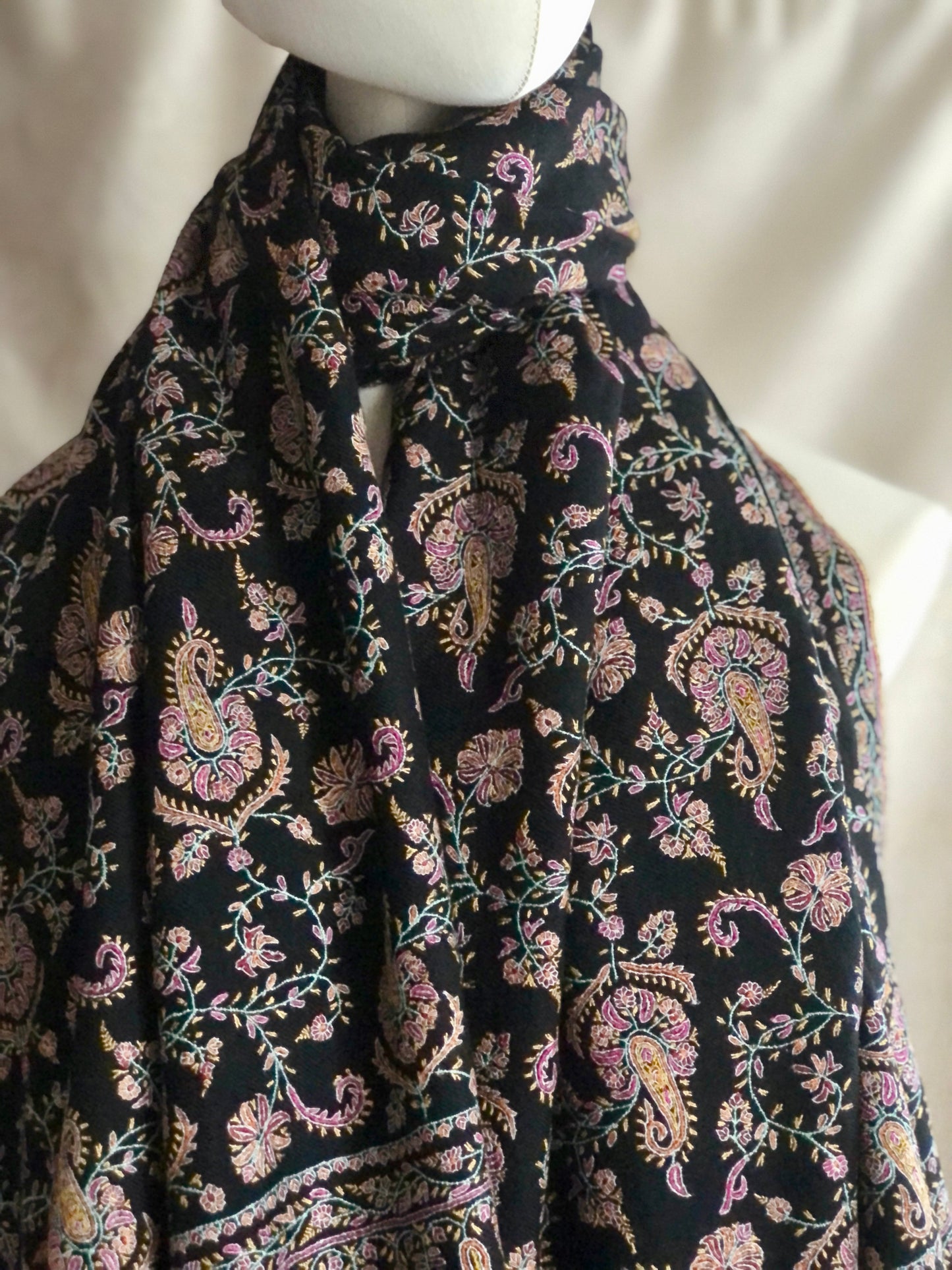 Élégant châle pashmina noir avec broderie Sozni motif floral cachemire.