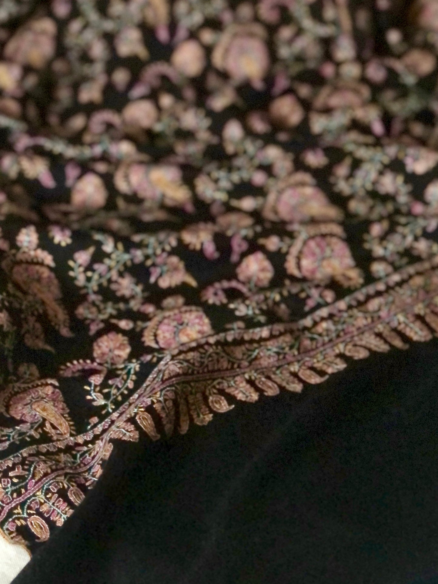 Élégant châle pashmina noir avec broderie Sozni motif floral cachemire.