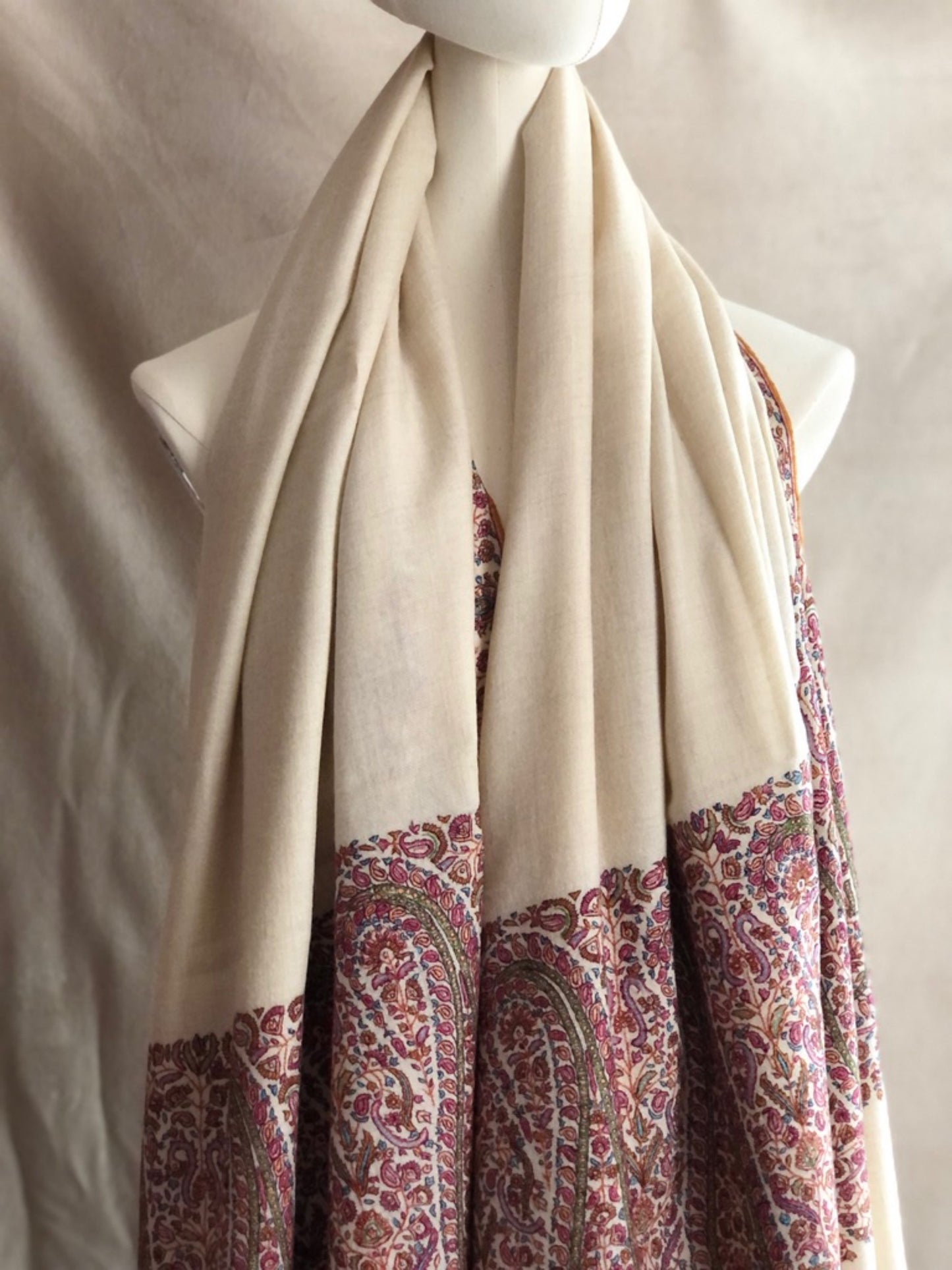 Splendido scialle di Pashmina bianco crema con ricamo Sozni Palla Kalka Designs