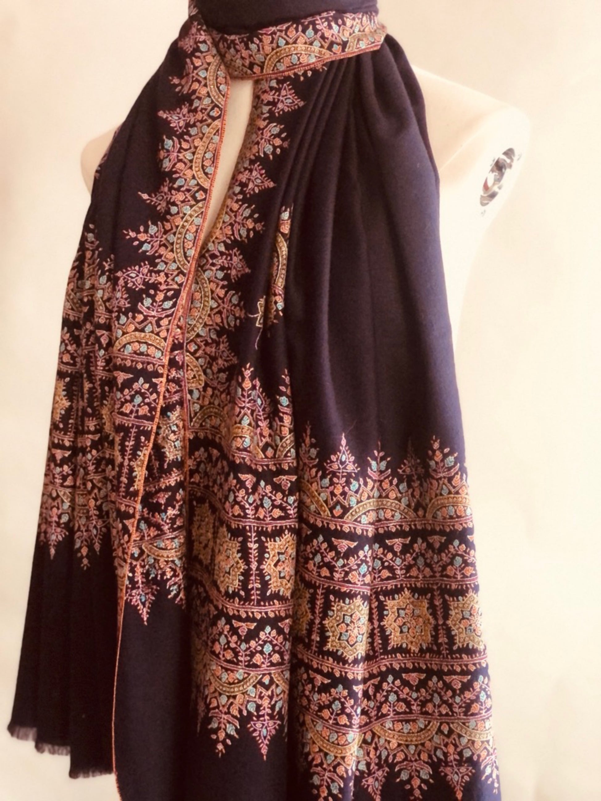 Exclusive Kashmir Pashmina Shawl Sozni Palla Embroidery, Navy Image 3