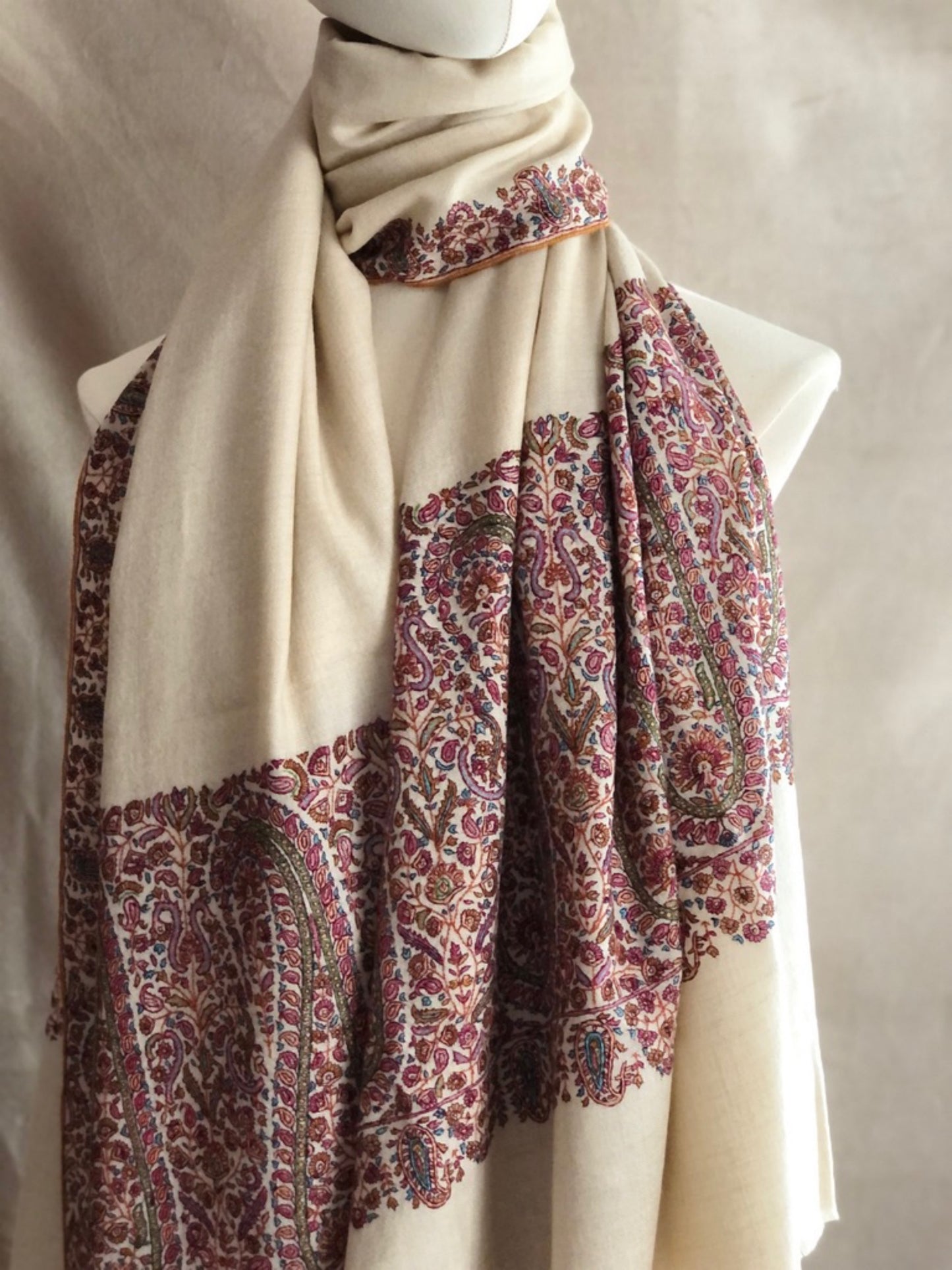 Magnifique châle Pashmina blanc crème avec motifs Kalka brodés Sozni Palla