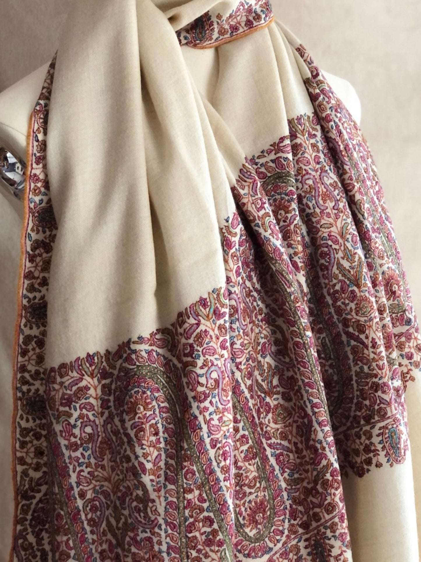 Magnifique châle Pashmina blanc crème avec motifs Kalka brodés Sozni Palla