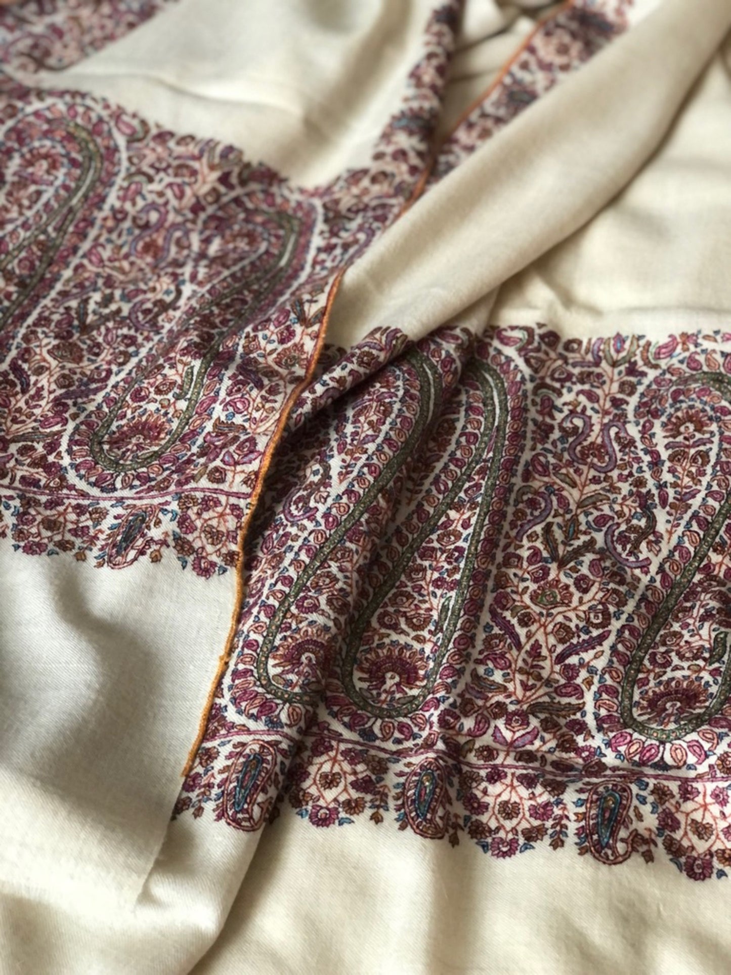 Magnifique châle Pashmina blanc crème avec motifs Kalka brodés Sozni Palla