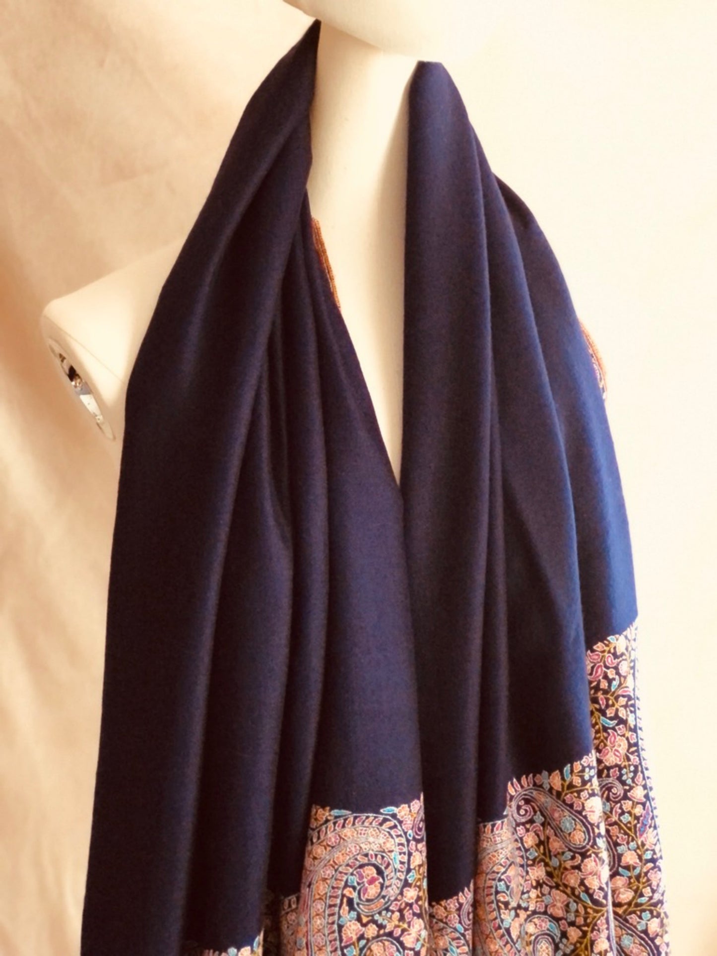 Élégant Châle Pashmina Bleu Marine avec Broderie Sozni, Motifs Amande