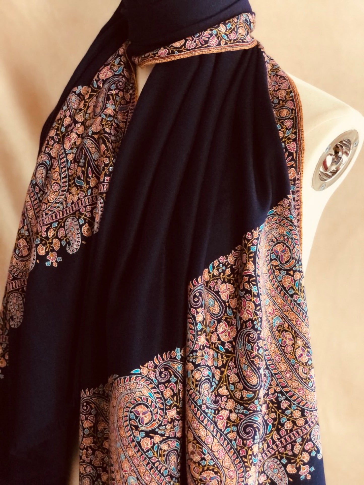 Élégant Châle Pashmina Bleu Marine avec Broderie Sozni, Motifs Amande