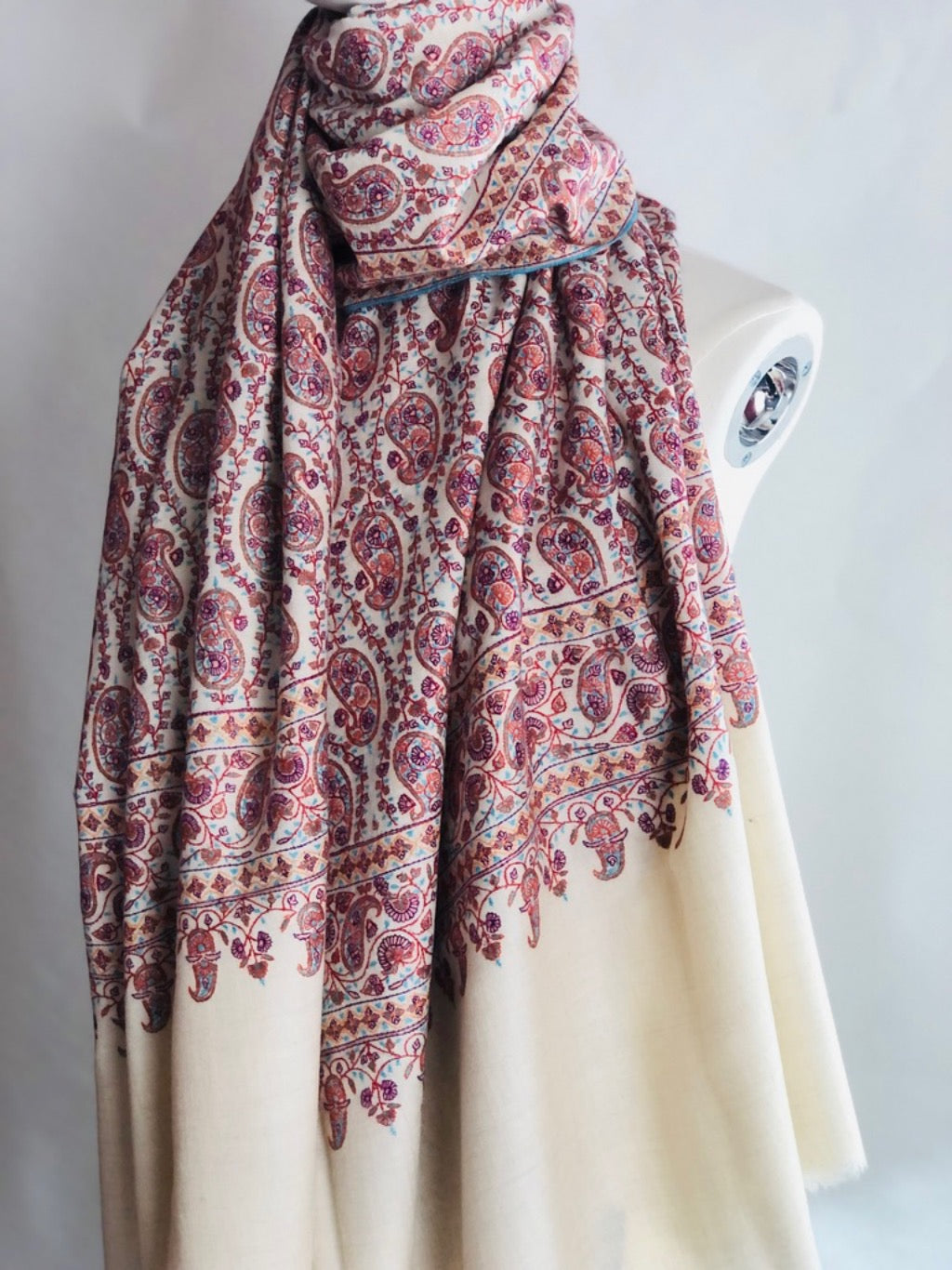 Magnifique châle Batamkari Pashmina blanc avec des motifs de broderie Sozni Jamawar